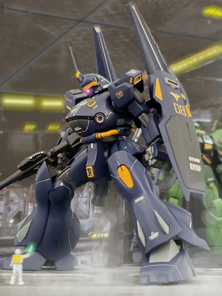 ハンガー内でゼロの無事を祈りながらアクト・ケンプファーのコクピットで待機していたレイラ少尉🛐だがその時、彼女が備え持っている危機感知が発現⚡✨彼女の脳裏に少し先のビジョン映る📺️❇️だがレイラの見たビジョンは…なんとゼロのMkIIが爆散💥する姿であった…😱‼️レイラ少尉は悪夢のような光景を見た瞬間、MSを慌てて起動‼️指示なしで緊急スクランブルに入るレイラはブリッジのナナイ博士に通信する📶👧『ナナイ❗ゼロが危ないの‼️出撃させて❗』それを聞いたナナイ博士は司令官であるナハト中佐に発艦許可を求める😔✨🧏‍♀️『レイラの未来感知能力は本物です。何か見えたのでしょう…出させてもよろしいですね中佐？』🕶️『モニター📺️で見る限り、我が部隊が優勢ですが…まぁ、いいでしょう許可しましょう』進言してくれたナナイ博士に礼を言いながら誘導員の指示に従いアクト・ケンプファーをカタパルトへと移動させるレイラ少尉👍️✨