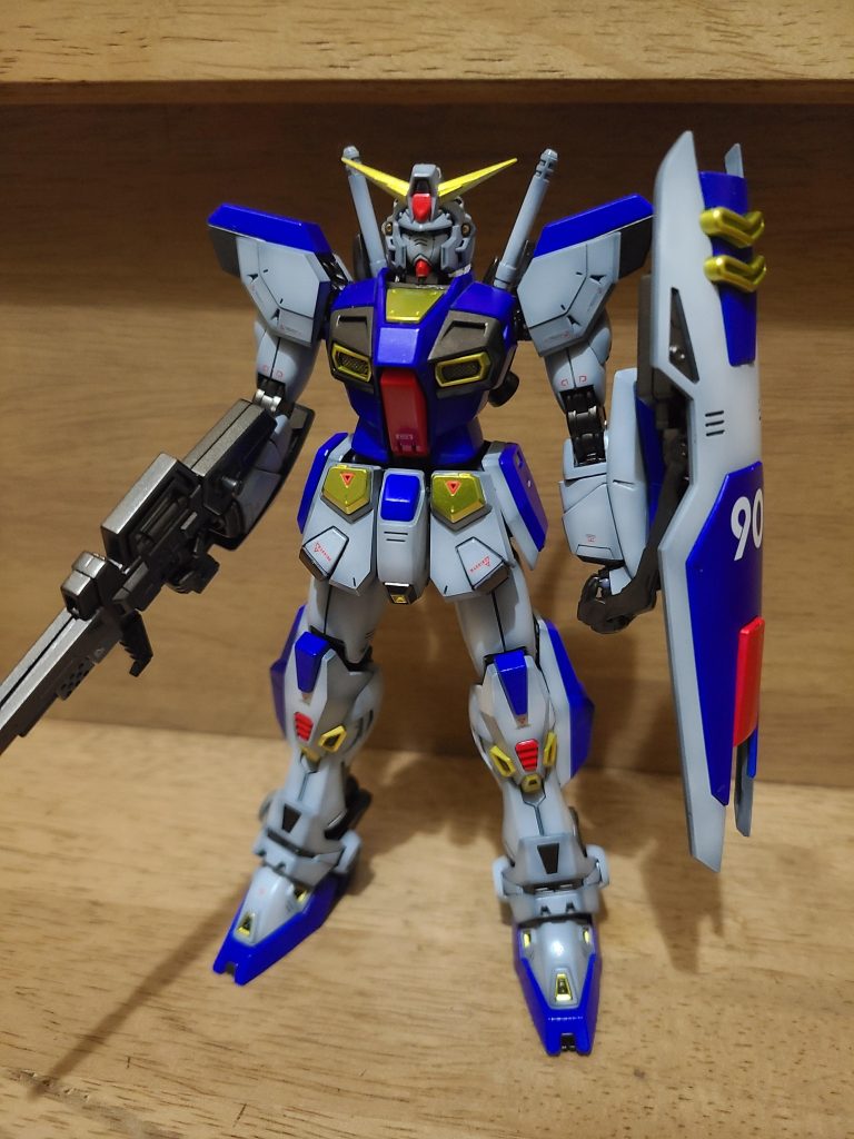 とてつもなく美しいVタイプの動画を観て配色の参考に。この盾の形状と、ゲームで打てども命中しないビームライフルの形が懐かしい。