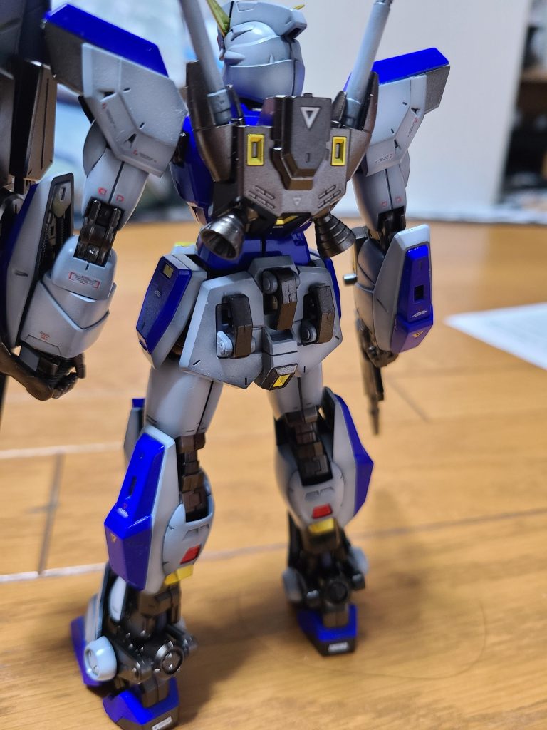 間接のクリアランスは、二の腕と両肘の間接まわりだけでした。足は塗装しても塗装ハゲはなし。ただし、各所にパーティングライン、ひけがあり。