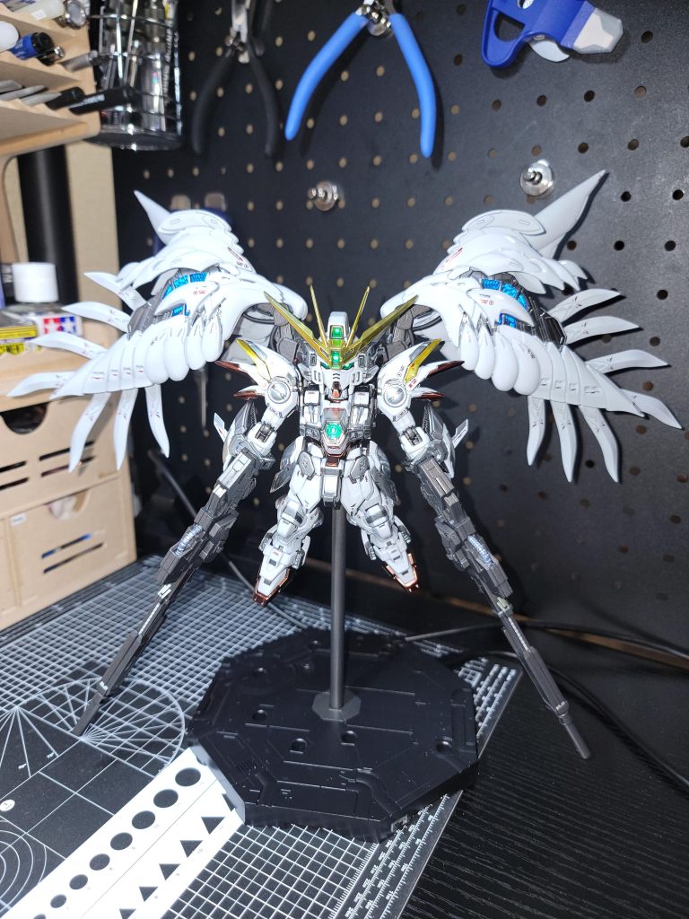 画像あげてからフェイスパーツとか少し塗装剥げてたの気付いて、直そうとしたらツインバスターのポージングでもけっこうがしがし擦れてたみたいでリタッチと再塗装したりして、MGSDシリーズは揃えたくなったので棚の関係もあって結局このポーズになりました( ˘ω˘ ) ｽﾔｧ…ついでにメイン画像だけ差し替えました🥺カラーメモ白→ボーンサフ、アンダーブラック、ボーンアルム、調色ホワイトクローム10%、フィニッシュクリヤフレーム、武器→エヴォブラック、ヘキサフレームガンメタルツインバスターライフルのホース→ヘキサフレームガンメタルの上からフィニッシュクリヤホワイト(パールパウダー入り)銀→ボーンサフ、アンダーブラック、ボーンアルム、フィニッシュクリヤ金→ボーンサフ、アンダーブラック、ボーンアルム、フィニッシュクリヤイエロー(レッド0.3)茶→ボーンサフ、アンダーブラック、ボーンアルム、フィニッシュクリヤホワイト、ブラック、イエロー、レッド混ぜ