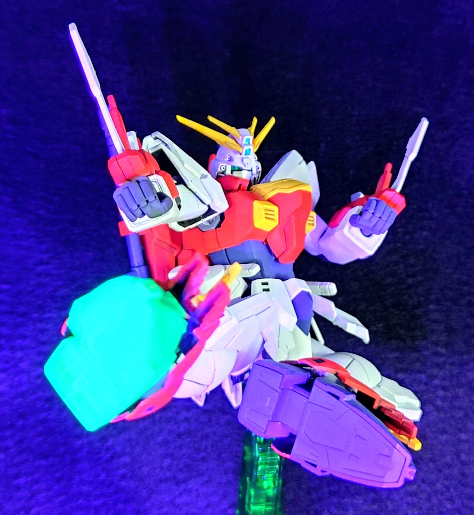 ちょっとずらしたこの角度からだとライダーキックに見える気が。