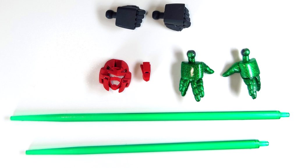 各種付属パーツマスクも作って塗装もしてあるのですが組み換えが面倒とかよりアンテナの交換で折れそうだったのでとりあえず保管だけしておいています。ゴッドフィンガー形の手はブレイジング色にしました。