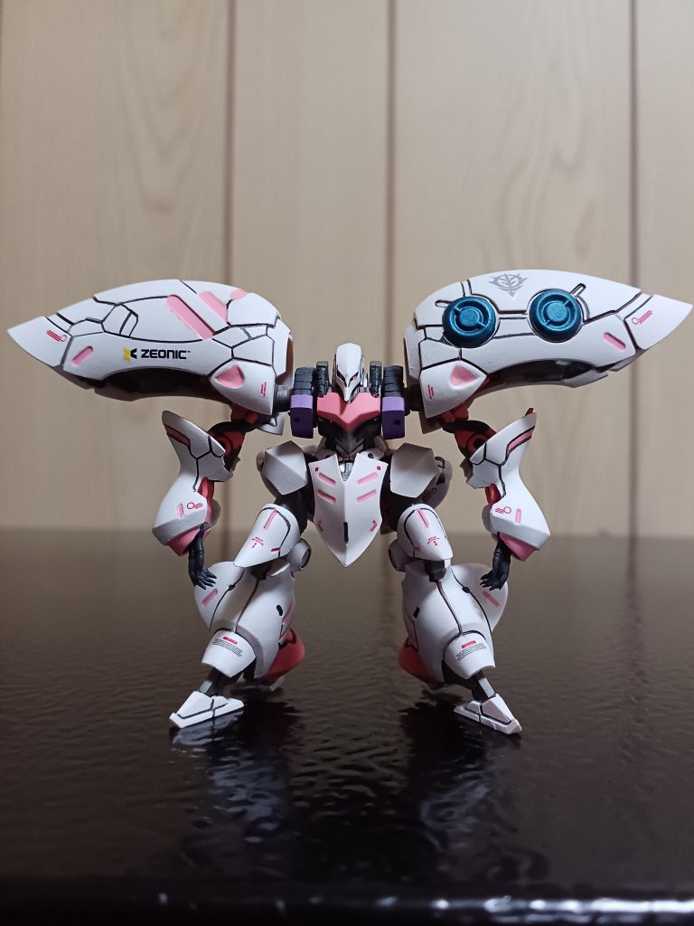 正面から。バインダーのアレンジいいですね(zaku-kao5)ただ、計4枚ぶん作業するのが、地味に大変でしたね。内部のホークとサーベルも細かいし(笑)バインダーは接着してしまって、内部を撮影し忘れました。まぁ、凝ったことはしてないのでいいか(笑)