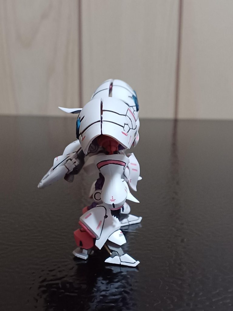 右サイドから。ほとんど隠れますが、この腕が苦労しました。内部フレームをカットしたり削ったりしないと、合わせめ消ししたアーマーに収まってくれないんですよねぇ~(zaku-kao4)右腕は綺麗に消せてないですね。湾曲してる箇所は難しい(zaku-kao9)