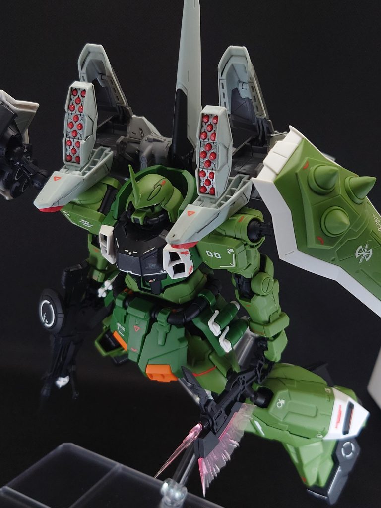 スミ入れしてなくてもデカールのおかげで寂しく見えないですね(gandam-hand1)