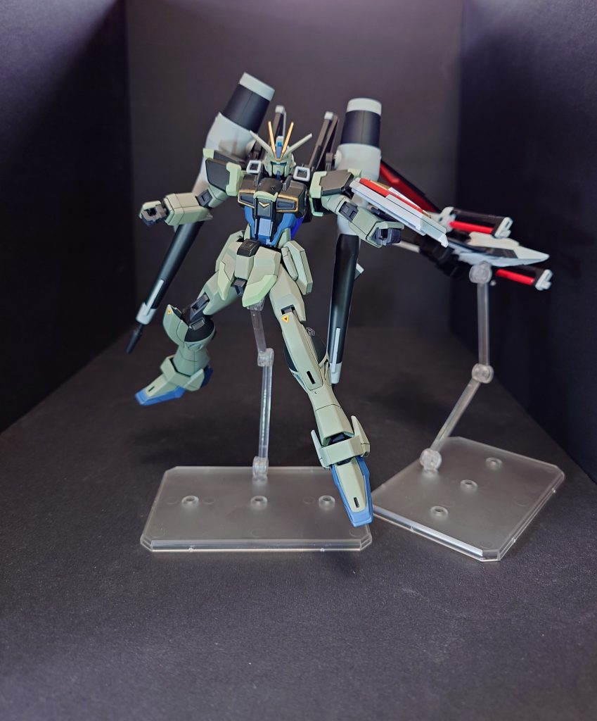 ブラストは遠距離系の機体なのでアクションが少ないのが難点でポーズが思いつかない(笑)のでシルエット装着時をイメージしました。劇中では他のシルエットも発進していたので後方にHGCEのソードシルエットをSPECⅡカラーで塗装し、一緒に飾ってみました。フォースシルエットについては組み立て時にパーツの切り忘れが発覚したので今回はありません。