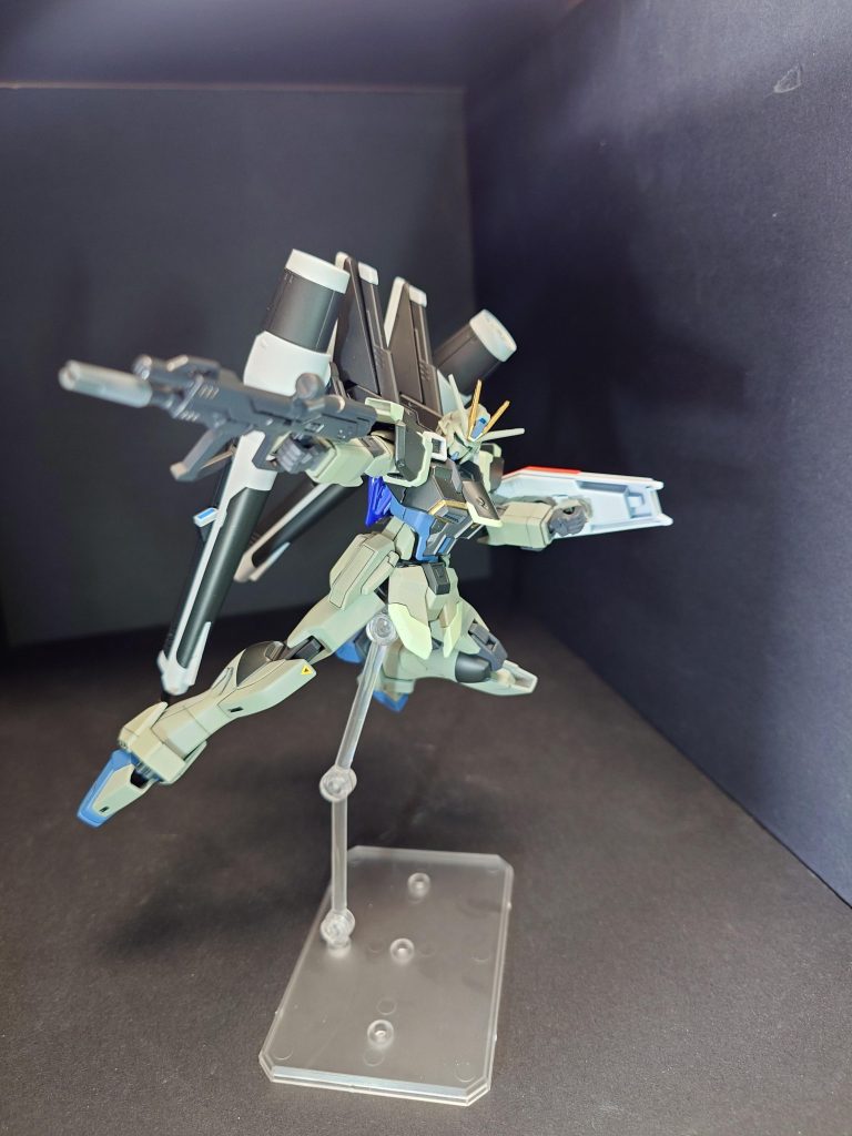 最後にSEED DESTINYのタイトルバックをイメージしました。実はビームジャベリンも忘れてまして次回ソードインパルスとフォースインパルスを製作する予定なのでその時に塗ろうと考えてます。 今回はブラストインパルスをSPECⅡカラーにしましたがカラーガイド等もないのでウイングゼロの時と同様に画像とにらめっこしながら調色を繰り返したので大変でした(笑)次回は先ほども書きましたがソードインパルスとフォースインパルスの二体を製作する予定です。バックパックはほぼほぼ終わっているので二体同時の製作を考えています。 ご覧いただきありがとうございました。