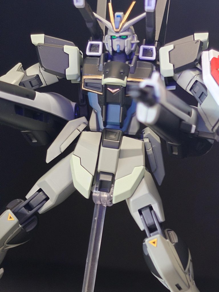 今回もカメラアイ部はブラックライトで発光します。