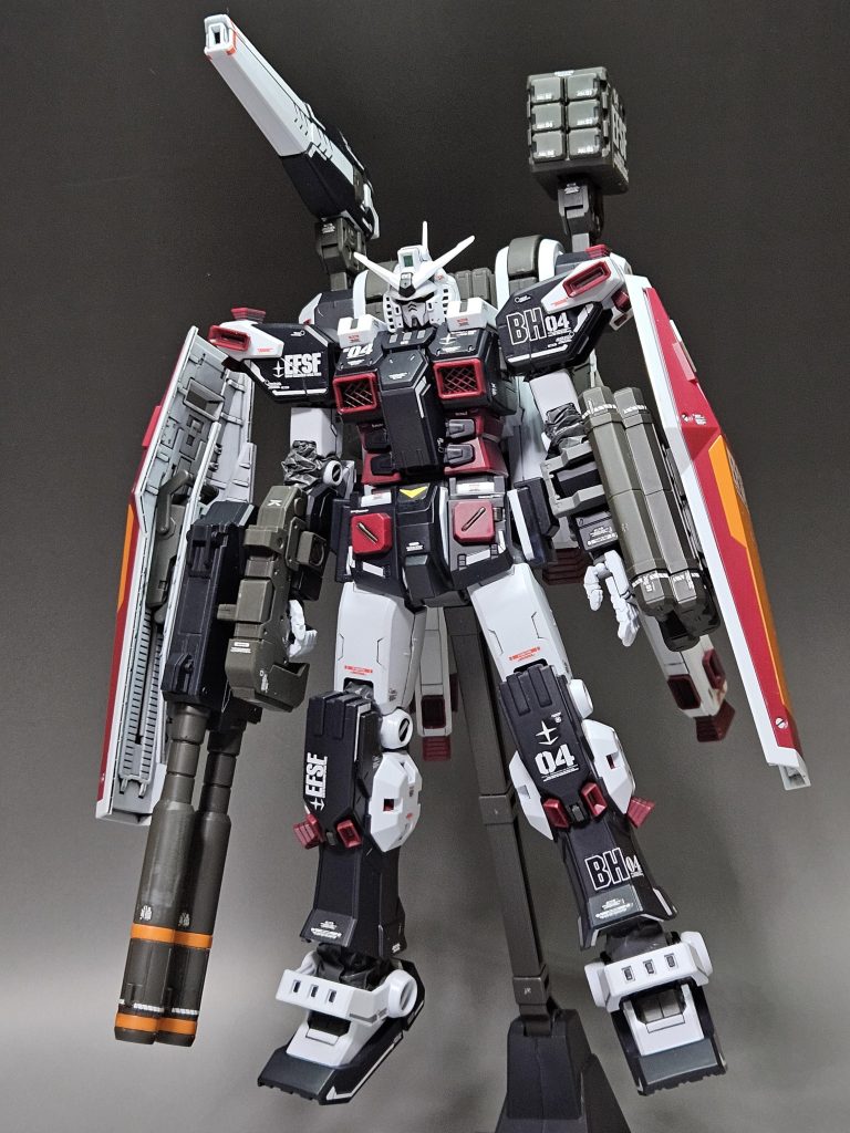 成形色はもっと明るいブルーっぽかったんですが、アニメと比較してみると明るすぎ？って感じがしたので思いきってアーマーと同じブルーは色作って塗りました！ってのは最初成形色生かしで汚そうかとおもったんですよね！