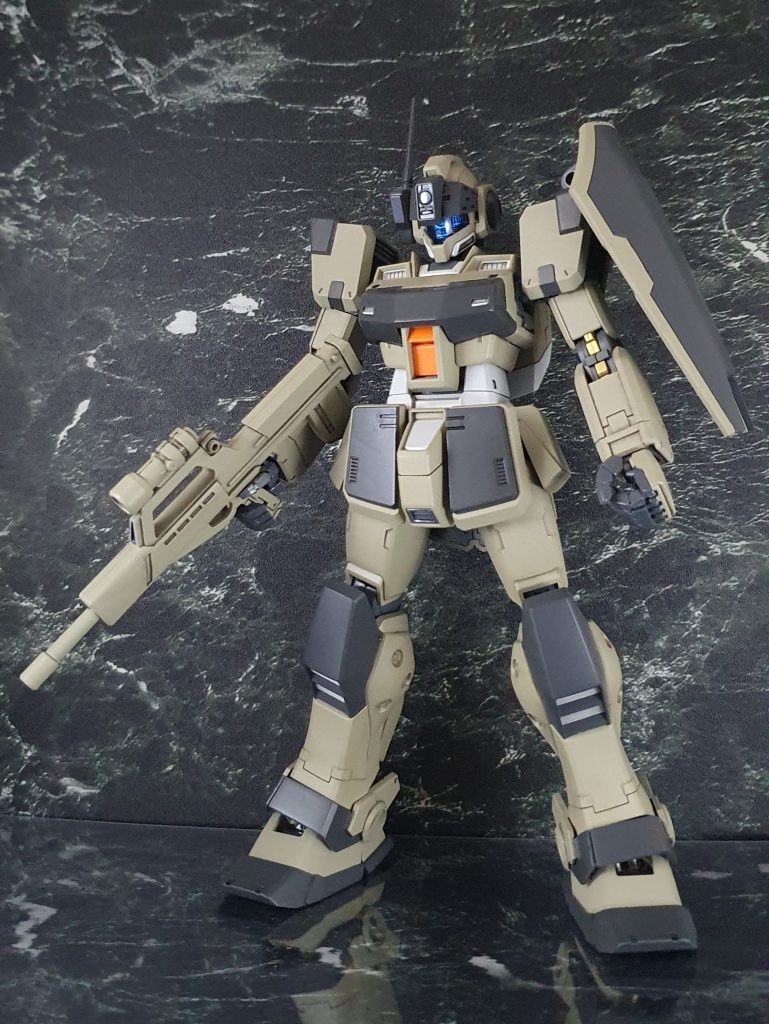 《改造点》【頭部】MG ストームブリンガー付属のジムタービュレンズ用の頭部を元に作成。【胴体】MG ジムスナイパーⅡの胸部をベースに左右の胸の間をプラ板で塞ぎ、ジムスパルタンの様なデザインに変更。【腕部】ほぼキットのまま【腰部】MG ジムスナイパーカスタムの物を加工して採用【脚部】ほぼキットのまま【武器】MG ヘイズル2号機よりジムライフルを拝借。ジャンクからスコープを作ってくっつけた。持ちやすいように手も同機より拝借。【バックパック】MG ジムスナイパーカスタムの物を加工して採用。半分にしたヘイズルのシールドを接続している。
