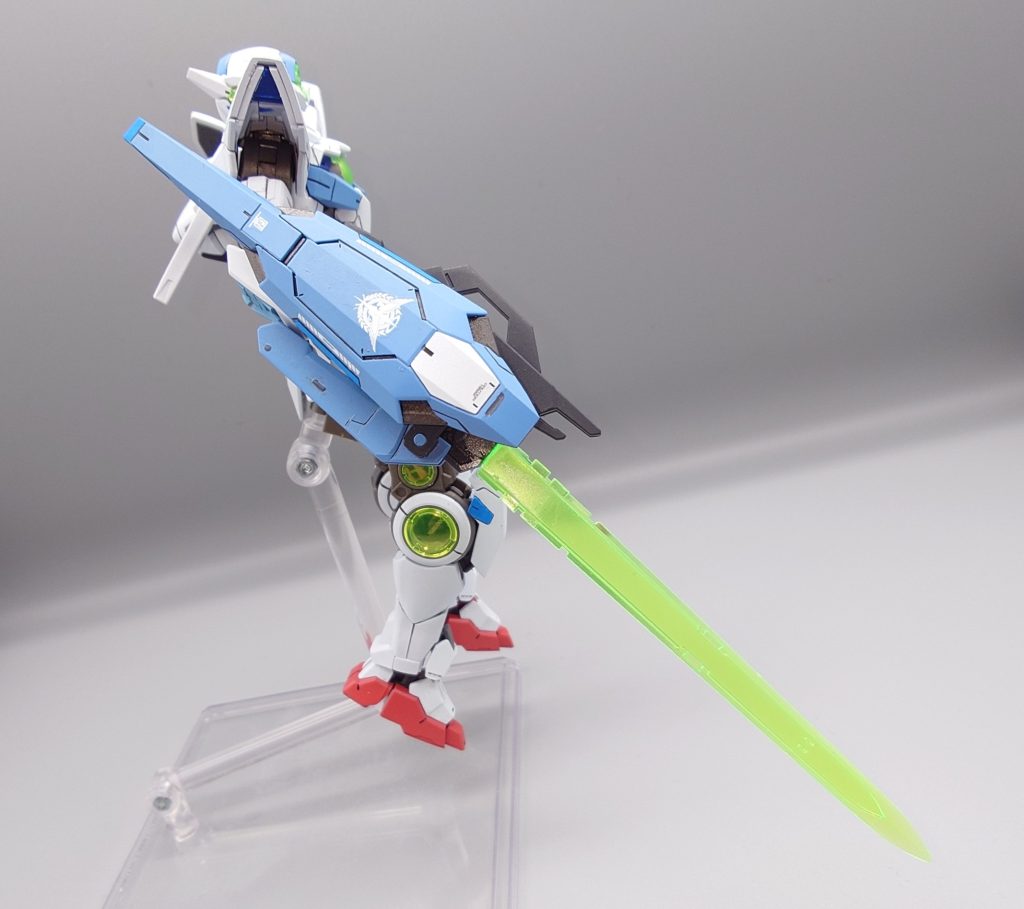 武装 GNソードⅠ+Vメインの武装はエクシアのGNソードの刃部分をクアンタのGNソードVに変え、シールド部分をクアンタの肩部パーツからもってきています。