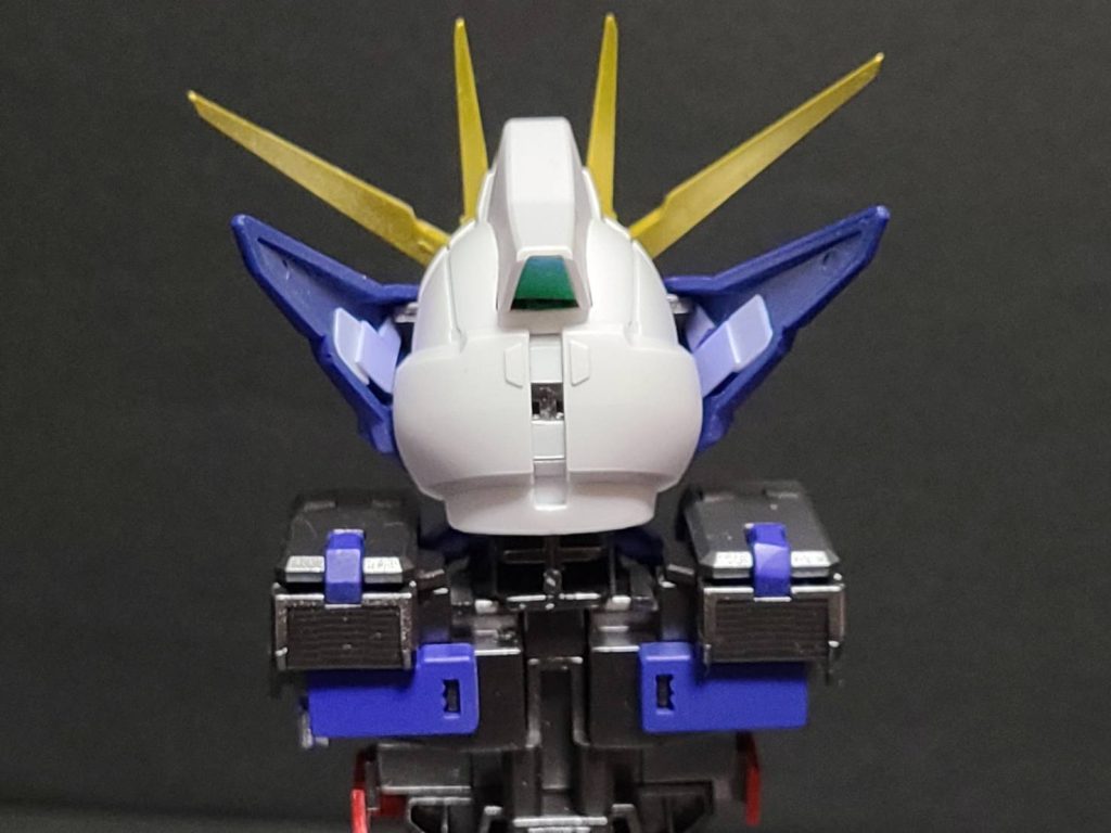 後頭部も隙間があったのでプラ板で、耳？のプラ板が丸見えですね（笑）