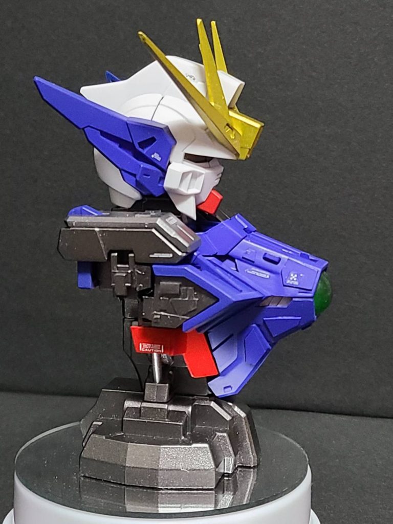 肩回りが寂しいのでちょっとプラ板。耳？と頬？もプラ板で埋めてます。