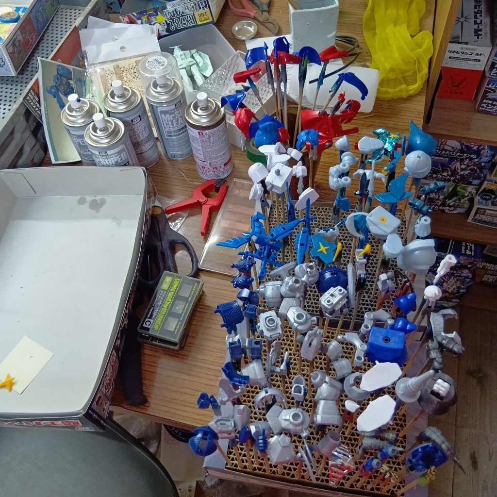 同系色を使うので、合わせ目消したりヤスリかけしたりして、準備してから一気に塗っちゃいます。