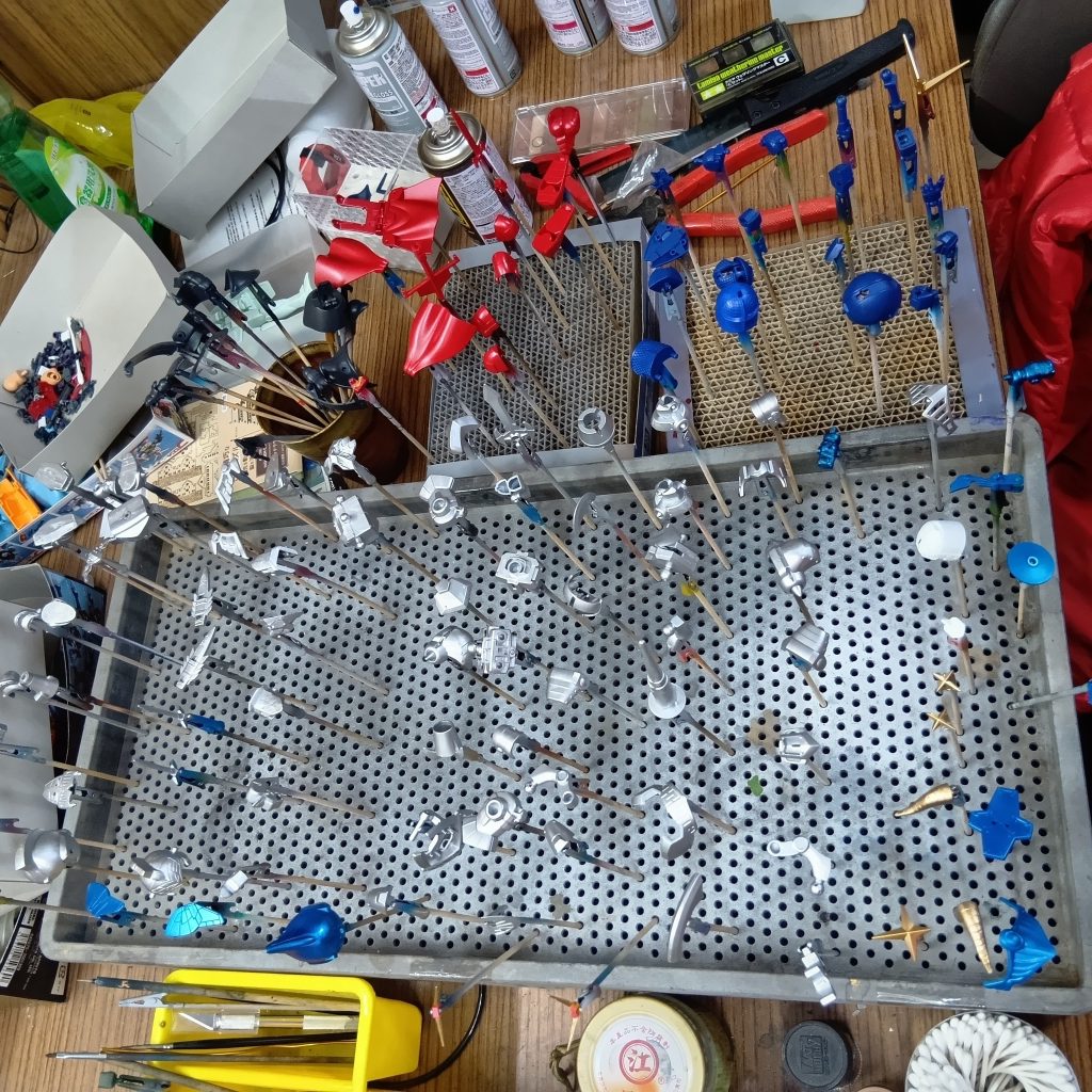 毎度毎度、３～５体ずつ同時進行しまてます。部品が混ざったりなくなったりしないように💦