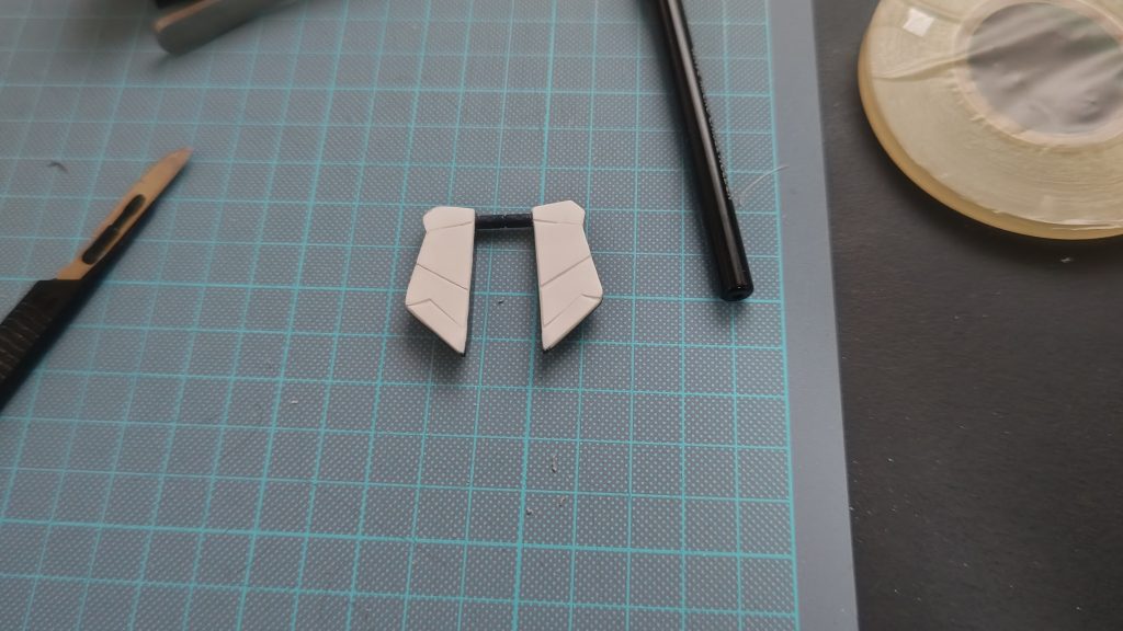 裏面はこんな感じでプラ板を重ねて張り付けています。