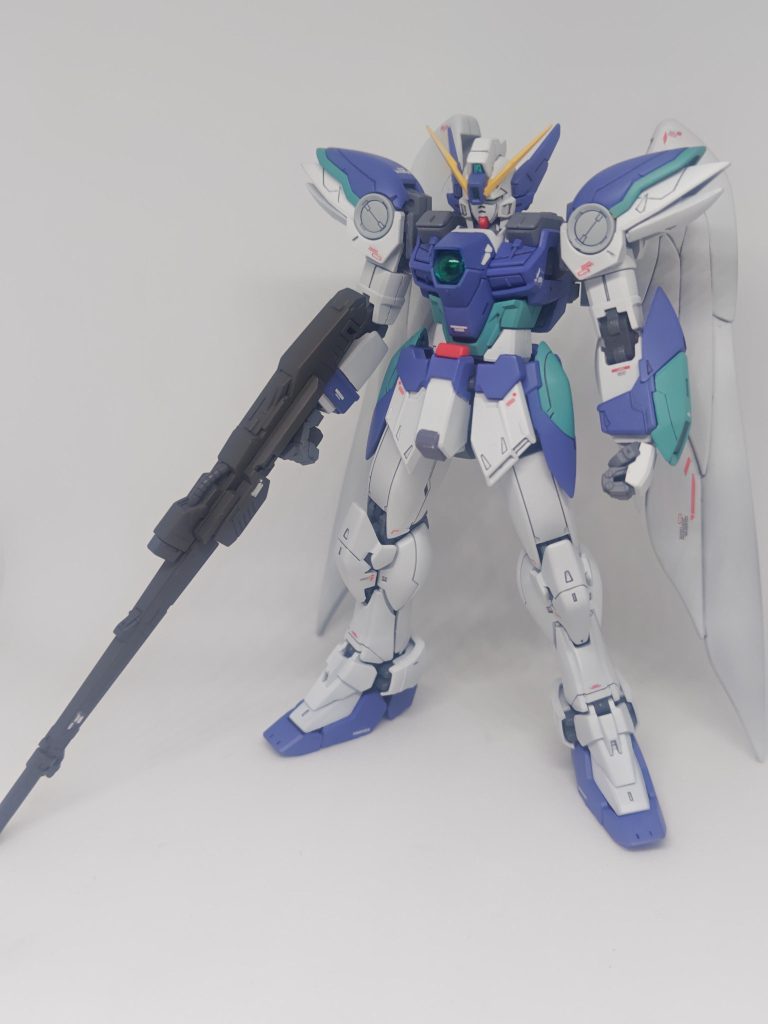 1挺のみのバスターライフルを装備して。正直充分過ぎる威力ですよねぇ…。一応、左右対称になるようにパーツを合わせてます。