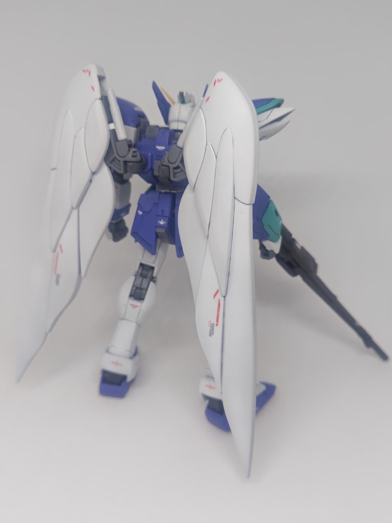 2つだけになっても立派なウィング。バックパックのメインのウィング接続部はプラ板等で蓋をしてあります。自然な感じにできたかな……?