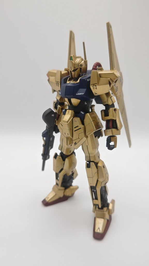 まず最初のミスというのが、代名詞である「百」デカールを捨てるというところから始まってます。なのでデカールも購入しています。