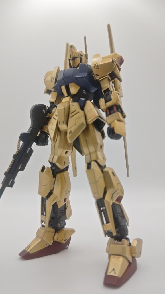 いつものアクリジョン+エアブラシで塗装はしています。今回からスジボリの型?を使ってみました。かっこよく仕上がるけど、コツとなれが必要・・・というのが率直な感想ですね。