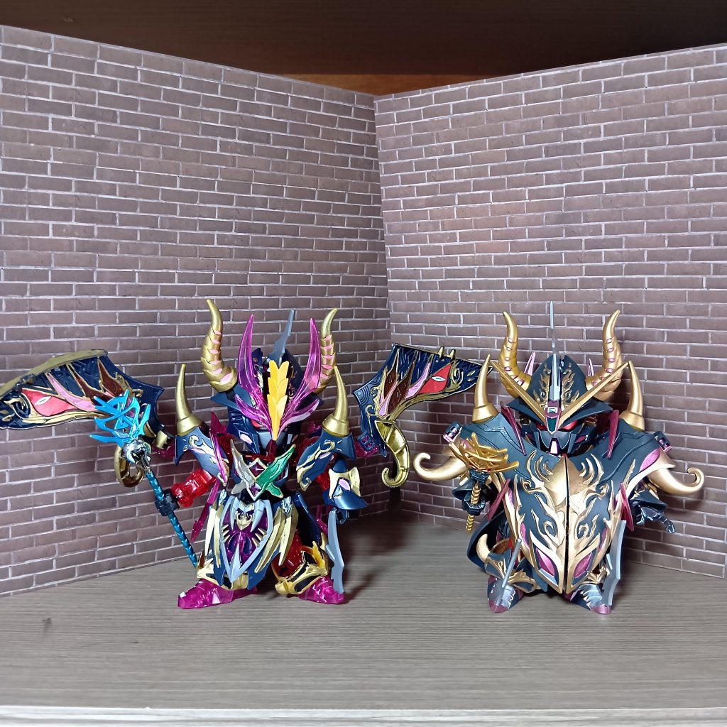 息子(8)がガンプラペンで塗った同キットと一緒に。そういえば、自分で作った方は一度もドラゴンモードにしてませんでした🐲息子はクリアーパーツはなるべくクリアーのままで、私はメタリックで塗りつぶしで、というのが好みのようです。