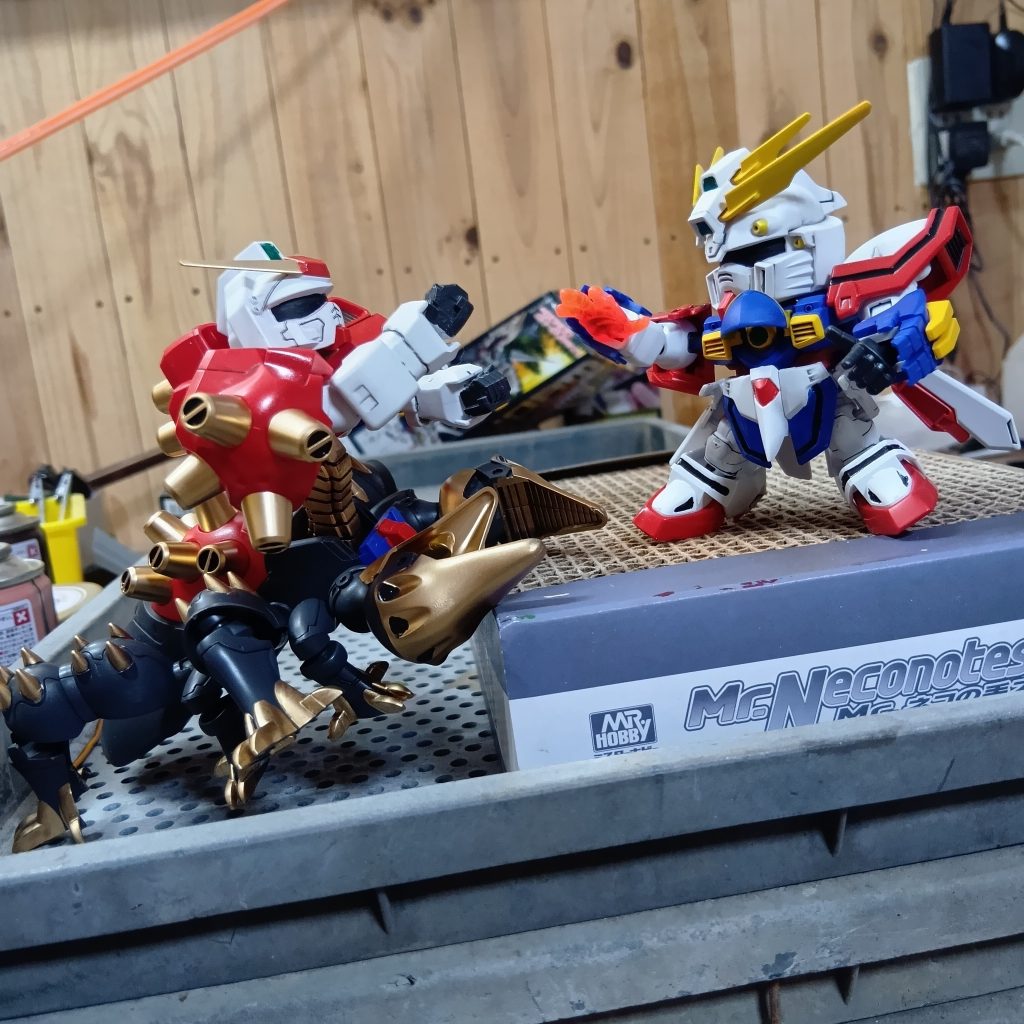 デビルガンダムは崖の底から這いあがってくるようなシチュエーションが似合うと思います!それを上で待ち構えるGガンダム。この構図でジオラマ作りたい。