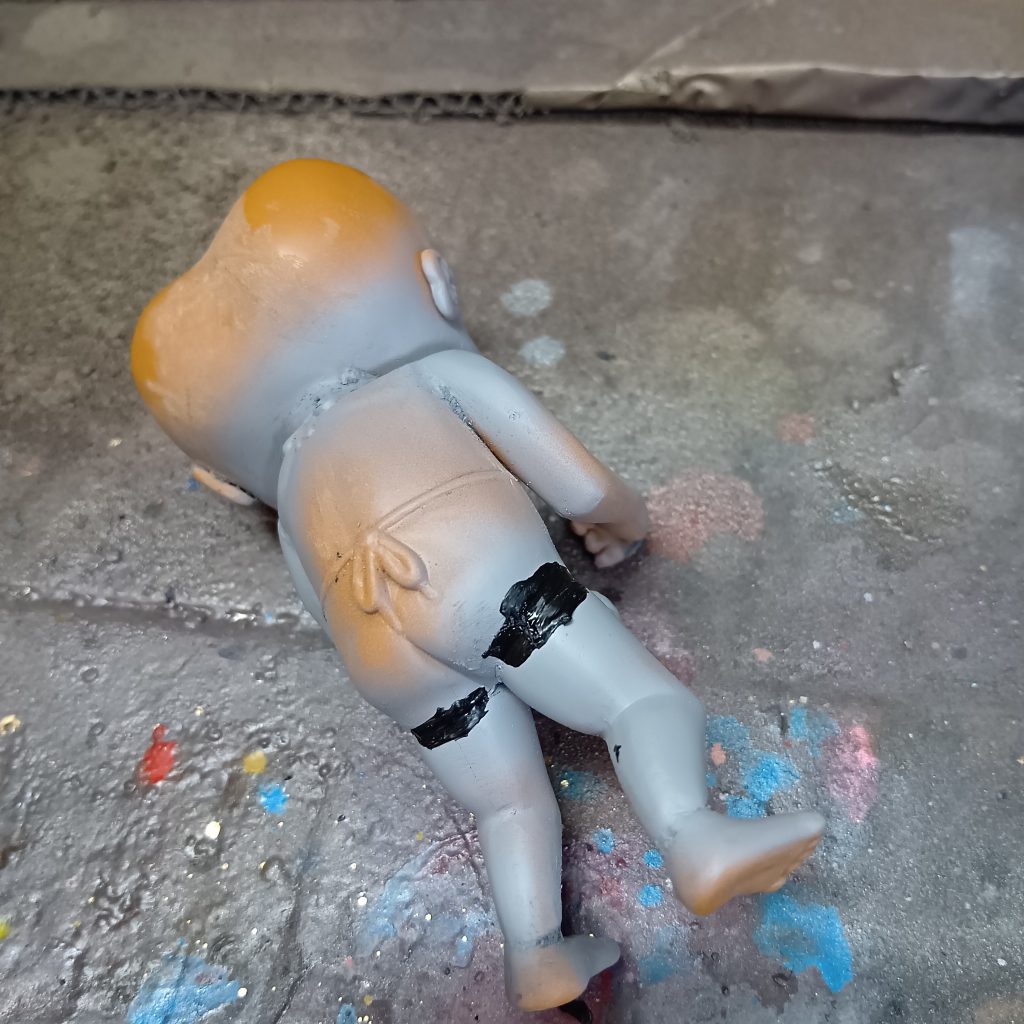 サフ吹いてちゃんと合わせ目が埋まっていないところを、ランナーを溶かしたパテで埋めます。基本、ガンプラもその他もやることは同じですが、古いキットは型が悪いのか?隙間だらけですわ。。。