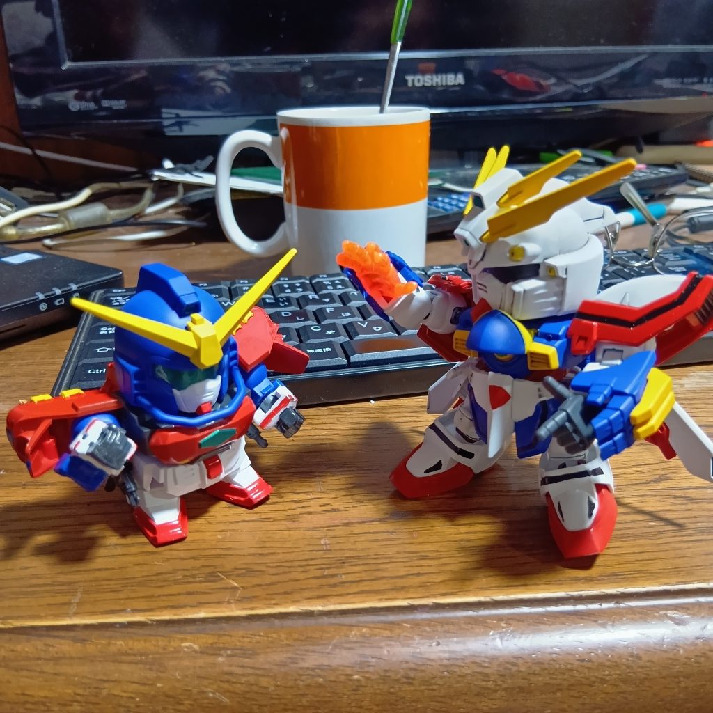 ライバルのGガンダムと。このマックスターと同期のGガンダムは持っていないので、後で出たGガンダムです。頭身が違いますね。