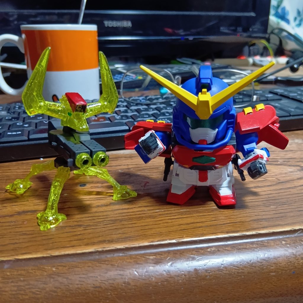 Gジェネのマックスターもあるので、比べるために一緒に作ろうと思いましたが、ほぼ同じキットでしたので旧のほうだけ作りました。となりのクリアーイエローのSDガンダムシリーズのみのオプションがあるかないかだけの差です。