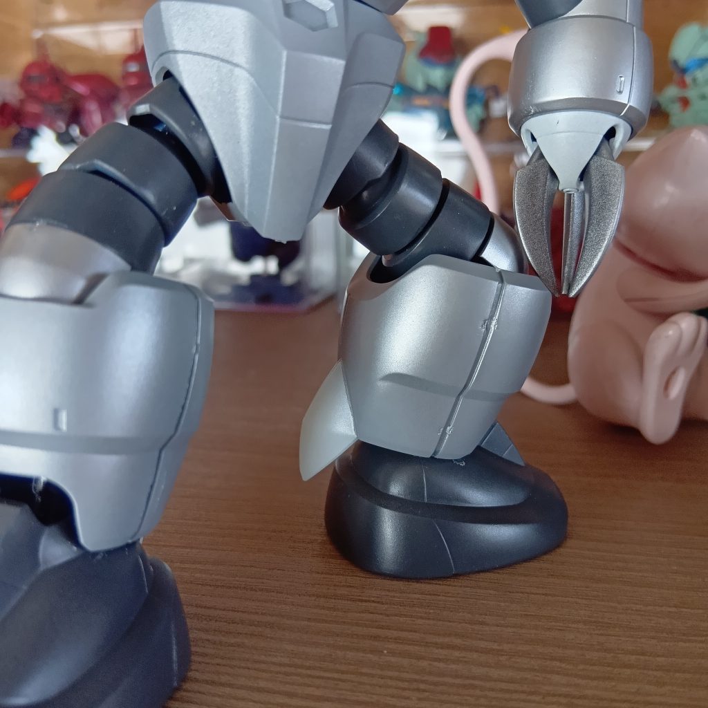 膝と足首が逆様になっていましたｗｗｗ買ってきた時点で接着剤で止められていたのですが、付けたら付いたのでそのまま使用しました。