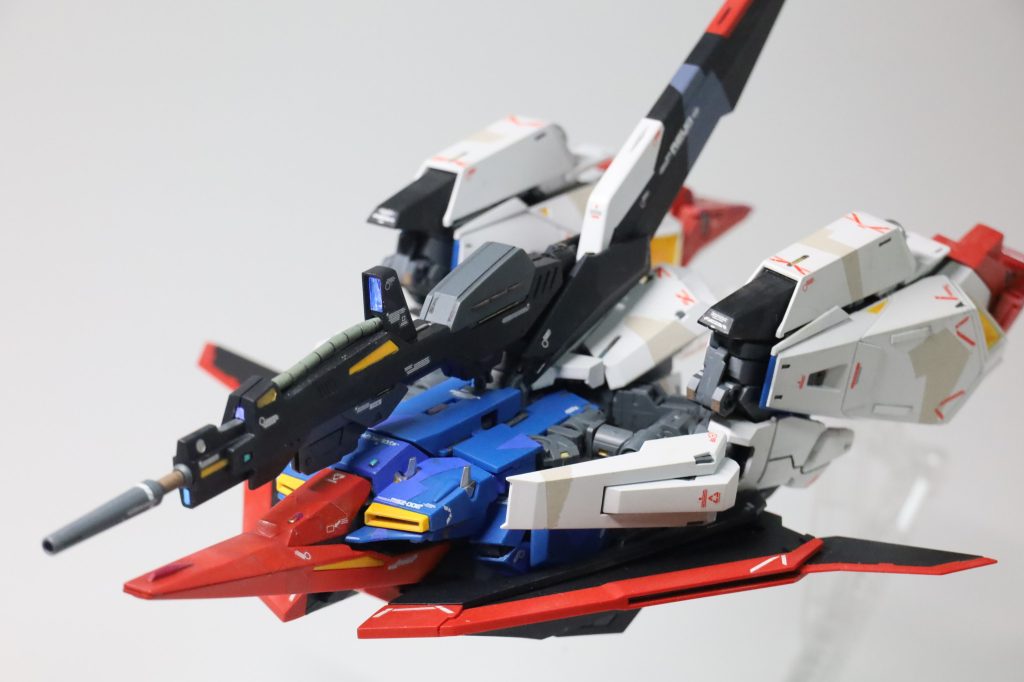 かなり時間をかけて変形させましたが、難しかった!マニュアルには絵での説明でしたが、字での説明もあった方がわかりやすかっただろうな、と思います。苦労の末ですが、結局望んだかたちには変形できませんでした。突起をはめてガチっと固定できるはずができなかったり、翼がうまくかみあわなかったり。とはいえ、完全変形とプロポーションの両立のすばらしさ、組みやすさ、組んでいるときの楽しさ、とても満足できるキットでした!