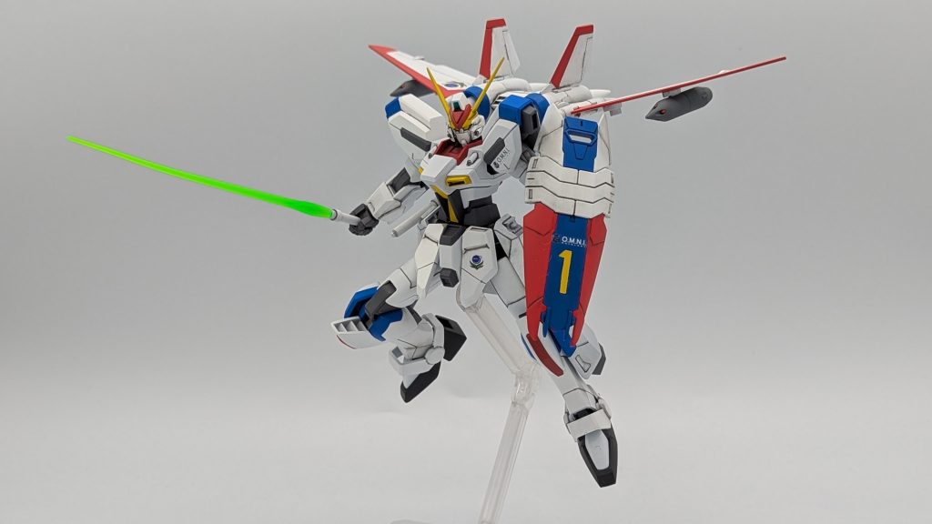 ドラグナー１と言えば連結したビームソードですが、イイ感じのものが在庫になかったので、付属のものをそのまま使用しています。