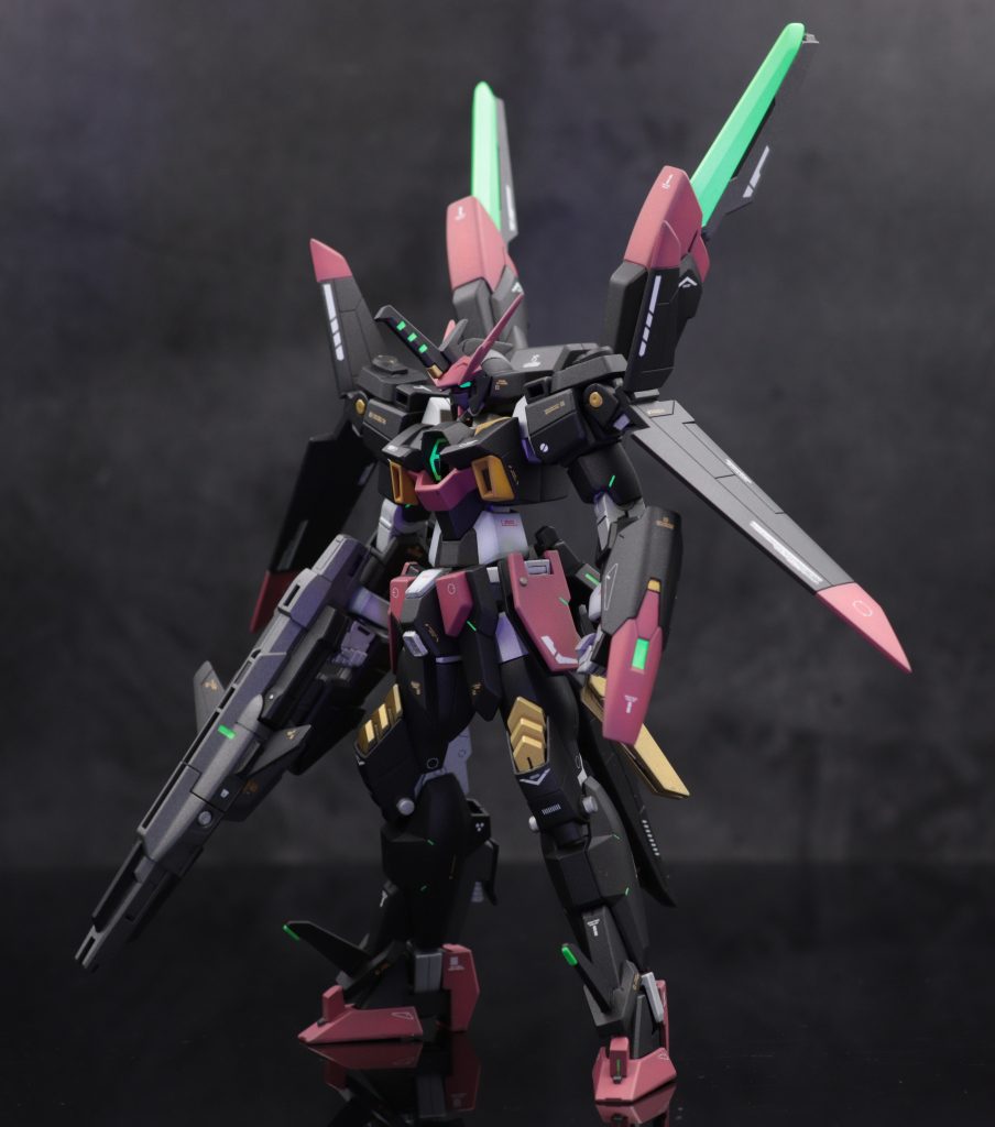 いつかやりたいと考えてた「エアリアル改修型のライフルを機首にAGE-2を変形させる」を元に改造。頭部にはジャスティス系で欠かせないトサカ型のセンサーを。肩にはZZのようにウィングシールドを追加。カラーリングはエクリプス2号機を参考にしました。