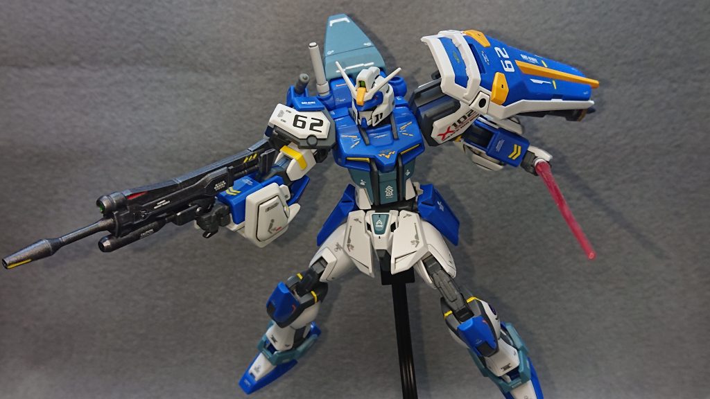 機体No.62:デュエルストライクhttps://gumpla.jp/eg/2203480EGストライクとデュエルをミキシングした中近距離戦用の汎用機って感じのストライクになります💡元々、汎用機であるデュエルは特徴らしい特徴があまりにも少なくて、どのようにパーツを落とし込めばデュエルらしさを出せるのかがとても難しい課題でした💦そんな中で一番工夫したところはデュエルの肩パーツを腕のアーマーとして使っているところです素直に肩パーツとして使うことも考えたのですが、それではあまりにも個性が無くつまらない感じになってしまうので、ブルデュエルを参考にして腕のアーマーとして使うことにしてみました✨他にもブルデュエルを参考にして肩にシールドを装備させて、デュエルブリッツを参考にしてシールドの裏にオプションパーツセットのパイルブレイカーを装備させたりしてみましたバックパックもデュエルのモノにしたりして、デュエル感を出しつつ上手くストライクに落とし込むことが出来ました✨特にバックパックの移植の仕方は他の旧キットとのミキシングにも応用が利きそうなので、これからのストライク改造にとても役立つ発見となりましたw