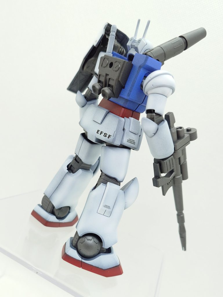 バックパックはEG ガンダムの流用です。片側のビームサーベルラックは工作後、ブラ板で蓋をしています。少し小さめですが、『