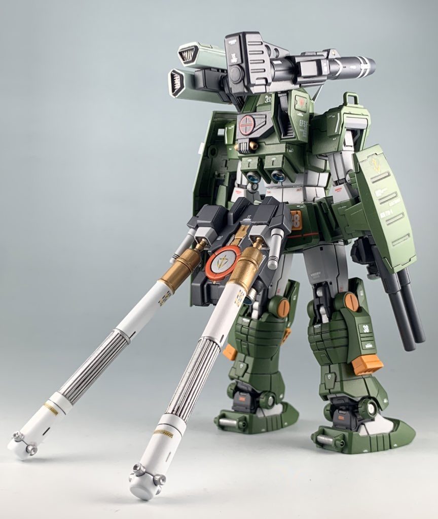 武器のボリュームアップに伴い、後ろにブースターを付けてみました。ブースター自体は余剰パーツやカスタマイズパーツを組合せて製作しました。