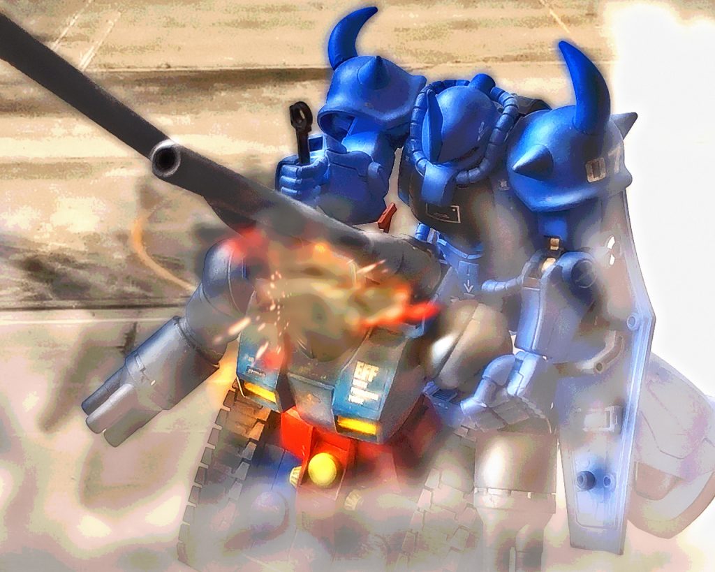 「…ウオオォォッッ!!」ラカン・ダカランはガンタンクの背後から飛びかかると、コクピットのある頭部にヒートサーベルを突き刺した。グフは力を振り絞るようにヒートサーベルを捩じ込むと、ガンタンクは炎と煙に包まれた。ラカンは修羅の形相で敵機を葬るとサーベルをそのままにガンタンクから離れる。そしてコクピットハッチを開き外へ出て来ると腹の底から叫んだ。「隊長っ!!貴方をやらせはしませんっ!!生きてっ、…生きて宇宙へ帰るのですっ!!」感情を剥き出しにし絶叫するラカンを見上げたのはリンドヴルム隊隊長のビリー・ウォン・ダイクだ。彼は機能停止したグフから出て両手を頭に組み投降しようとしていた所、ラカンが現れたのだ。「……ラカンなのか?」ビリーはこの状況でラカンが生き延びていた事に驚いた。頭部を負傷し、血が滴り右眼が上手く見えない状態であったが、その叫びはしっかりと耳に届いていた。ビリーを囲んでいた地球連邦軍の警備兵達はガンタンクがやられてしまった事から、ラカンのグフを前に逃げていく。「…俺も悪運が強いな」ビリーはおぼつかない足取りでグフに歩み寄ると、グフも膝まづいて手を地面に着けた。ビリーはそれに乗るとグフの手はコクピット付近まで行く。「…隊長、帰りましょう…」「…ラカン、スマンな…。部隊は壊滅し自分もこんなザマだ」「謝るなら生きてこの場を切り抜けてから聞きます。…今は一刻も早くここから去りましょう」ビリーもコクピットに入ると力無くもたれか掛かる。「…だがどうする?手があるのか?」「力づくでも何とかします…!!」「……無茶はするなよ」正直、ラカンにも打開策はなかった。リンドヴルム隊は既にラカンのグフを最後に他は全て撃墜されていた。今は敵機が近くにいる様子はないが、直ぐに追撃隊が来るだろう。そんな事が頭を過ると、雑音とともに通信が入る。「…こち…、ス…ークリーダー、リンドヴ……隊聞こえるか!?」「こちらリンドヴルム隊、グラディエーター。聞こえます!」ラカンは応答する。「…良…った!まだ生き…いるなっ!?」「ですが、残っている機体は自分だけで他はもう……」「……そうか、だが貴様だけでも拾ってやる。この基地のメイン滑走路まで来れるかっ!?」「…メイン滑走路?」ラカンはメインカメラで探すとモニターに映す。「そこまで迎えに行ってやる!だからお前のグフもそこへ向かわせろ!」「まさかドダイを着陸させる気ですか!?」「長々と話している余裕はない。チャンスは一度きりだ。滑走路には侵入するが、止まらずそのまま駆け抜ける。その間に飛び乗るんだ!」「…なんて無茶な」「死にたくなければ俺に賭けろ!こちらとしても、これが限界ギリギリだ!」「…了解した。頼んだぞ」そう答えたのはビリーだった。そして無線を切る。「……隊長」「俺はそのまま捕虜になると覚悟した時、お前が来て僅かながら光が見えた…」「………」「お前が言った通り、俺にはしなくてはならん事がある。フランクの為に、…そして自分の為に」「………」「リンドヴルム隊隊長として命令する…。ドダイに乗り生きてこの場を離脱せよ…」「……了解です」※「…あれかっ!?」ラカンは1機のドダイが対空砲火をくぐり抜け基地内に侵入しようとするのを確認する。ドダイは着陸体制に入っているように見えるが、速度は殆ど落ちていない。「…行けっっ、ラカン・ダカラン少尉!!」ビリーは声を振り絞ってラカンに命令する。「了解っ!!」ラカンはグフを全速力で走らせ滑走路に向かうが、速さは航空機であるドダイの方が圧倒的に速い。相対速度を合わせるのは不可能だが、可能な限りその幅を狭める。バックパックのブースター残り燃料も僅かで、継続噴射した場合5秒にも満たない。更に怪我人であるビリーへの衝撃を鑑みると振動も最小限にするのが望ましい。グフは滑走路を走るとドダイに背中を向け同じ進行方向に進む。するとドダイのストークリーダーから通信が入る。「行くぞっ!!タイミングをあわせろっ!?」「…隊長っ、何かに掴まって!!歯を食いしばってくださいっ!!」ラカンはそう言うとグフをジャンプさせブースターを全開にした。