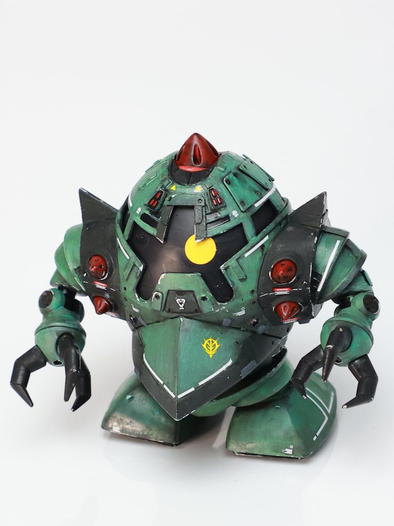 こっちは前面。プラ板貼り付けとスジ彫り少々やビス穴加工でイカツクしてます。