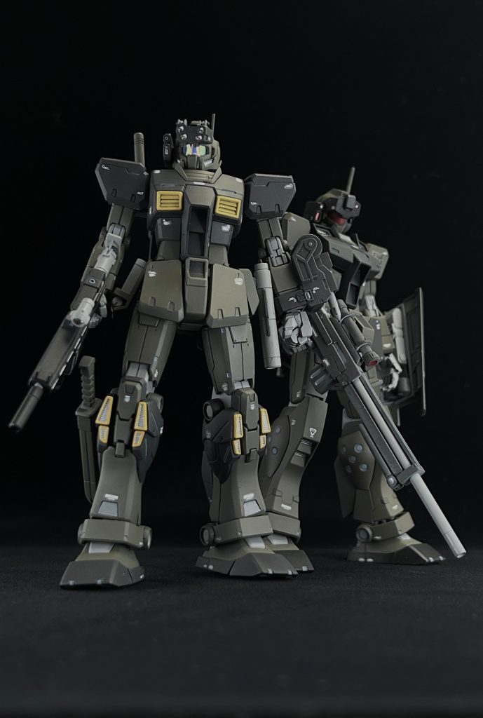 最後に以前制作したジム・スナイパーⅡ<カイン機>と。同じ組織の機体である為、並べると非常に様になります。 説明は以上となります。普段はX(旧Twitter)での活動がメインですが、撮影が上手くいったので調子に乗って別サイトにも上げてみました。ブレイジングシャドウ系は上記のスナⅡ以外にもシルバーヘイズ改を作成していますので、そちらも撮影して投稿しようと思います。以上、ここまでご覧頂きありがとうございました。 以下使用塗料本体カーキ:ブラストカーキ(ガイア)本体グレー:フロストマットブラック(ガイア)本体関節:ニュートラルグレーⅢ(ガイア)本体イエロー:マイルドオレンジ(ガイア)武器:アルマイトブラック(Mrカラー)