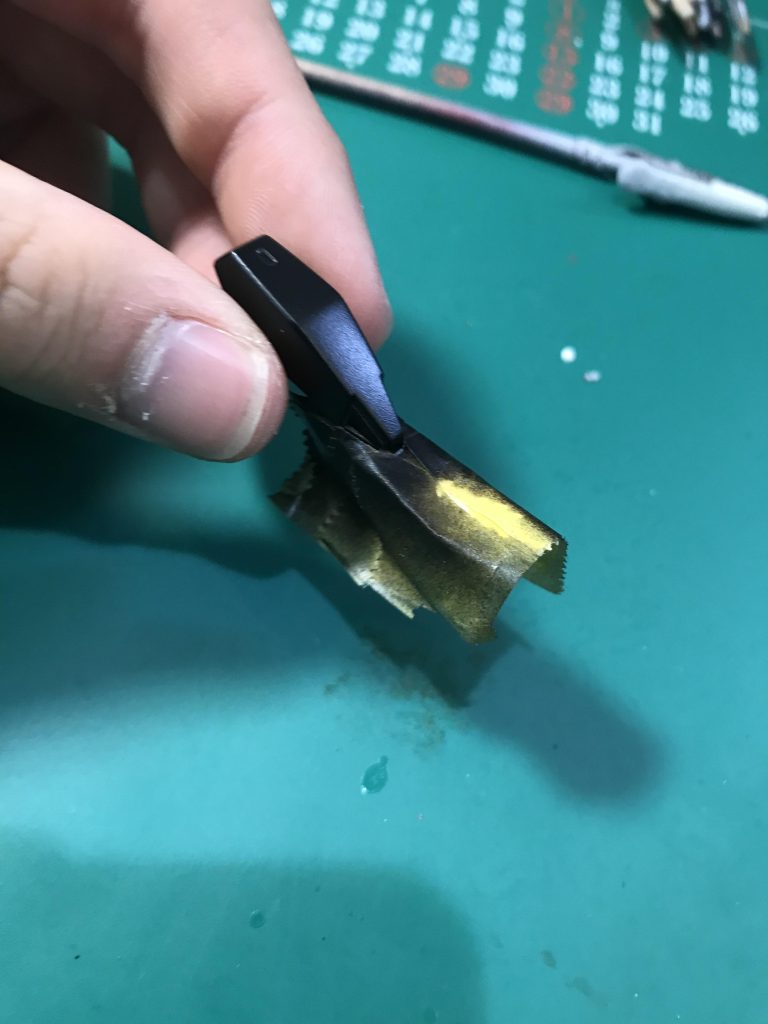 パーツ分けの都合で膝やコックピットハッチなどマスキングがあり、初めてなので多少はみ出てました。