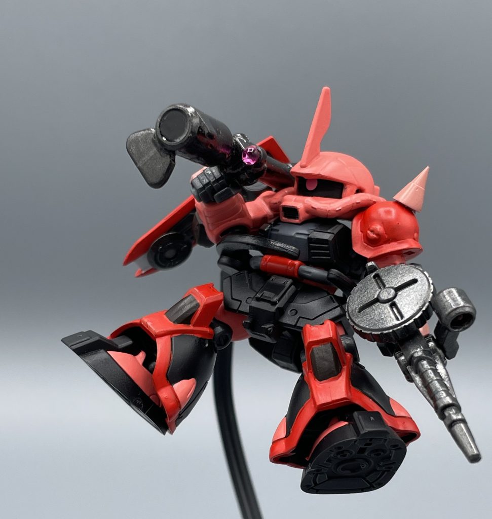 ジャイアントバズ!! シャアが使っているイメージ無いですけど、絶対使ってはいたと思うので装備させてみました。赤が多くてジョニーライデン感もある配色なので、それなりに似合うかなと思います。★レトロなFGも是非!✨https://gumpla.jp/old/2045183