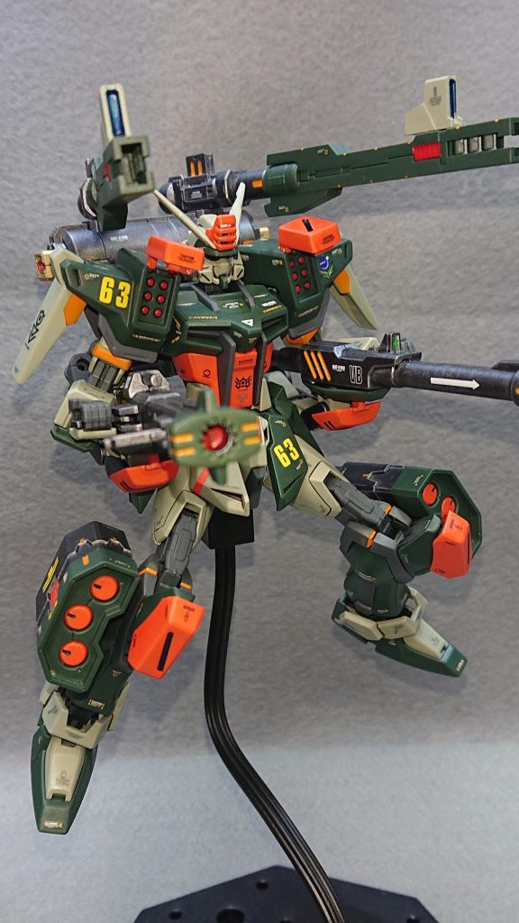 機体No.63:バスターストライクhttps://gumpla.jp/eg/2222338EGストライクとバスターをミキシングした後方待機砲撃特化の機体になります💡デュエルストライクが前衛型の機体に仕上がったので、バスターストライクは火力マシマシの完全後衛型の機体にしてみましたw火力に全振りした為、シールドは一切なくバックパックに増設したスラスターを駆使して相手の攻撃には避けることで対処する感じになっていますwミキシングの都合上ガンランチャーとライフルの連結ギミックが難しくなり残念ながらオミットすることになりましたが、その分武装を増やして足りない部分を補っています!このバスターストライクを作ったころから武装のカラーリングにも変化が出ていますこれまでの自分は武装をガンメタルやゴールドなどで塗装し無難な感じにしていたのですが、コメントで頂いた「機体のメインカラーを少し入れると良い感じになる」というアドバイスを元に専用武装感を出す塗装に挑戦しています💡これが結構良い感じでかなり気に入ていますwアドバイスに感謝ですね✨元機体であるバスターの個性を活かしつつ自分なりのオリジナリティを出せた、お気に入りの1機となっています!
