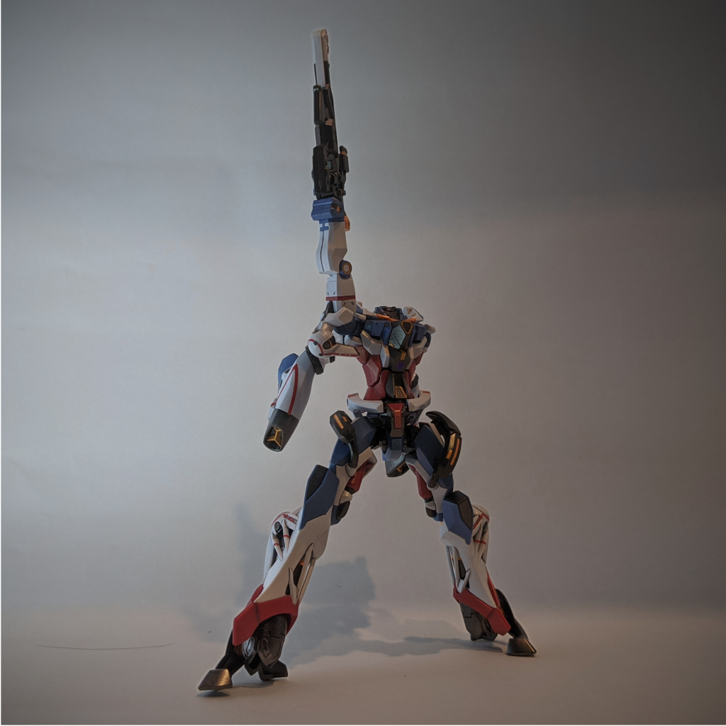 ラストシューティングです。このキットは、RGガンダムver 2.0と同じ首の構造になっていて、頭を取り外した際にボールジョイントが残らない仕様になっています。つまり無改造で違和感なくラストシューティングができるようになっているんですね。これを作品の伏線だと捉えるのは考えすぎでしょうか、、
