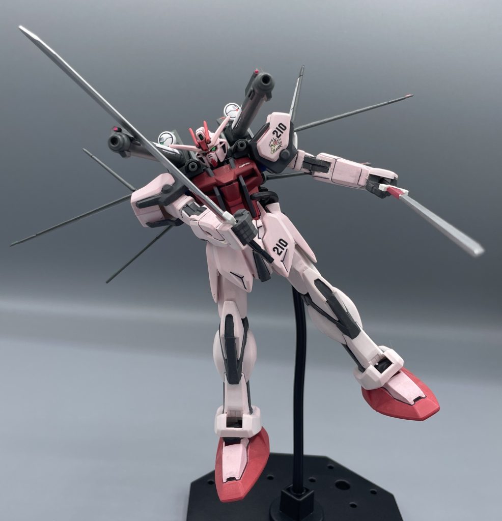 I.W.S.P. 装備 劇中では使用されなかった幻のバックパック(笑) にも関わらず、ルージュの代名詞のようになっていますね。使いこなすのが難しく、カガリちゃんには扱えなかったという設定がもう可愛い(*^-^*) 斬撃ポーズを決めるのが難しく、ビームサーベルと同じ構図になってしまいました。何その間違い探し(笑)