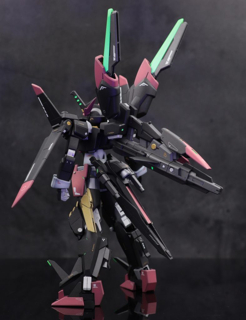 背部にはエアリアル改修型のバックパックとファンネルを追加。ライフルとショートシールドをマウント出来ます。