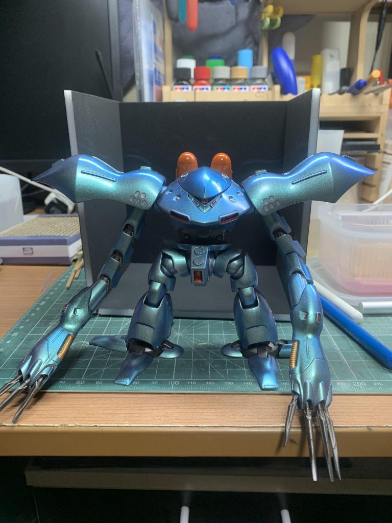 正面。かわいいけどよく見るとなんか禍々しい、不思議な形状。