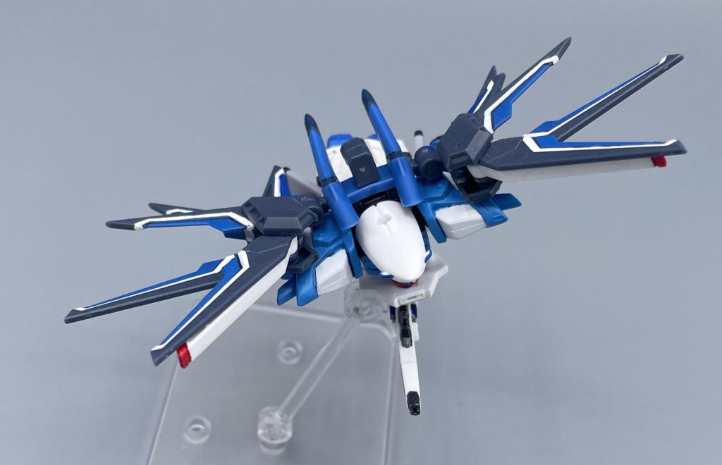 飛行形態に変身!! 寝そべり変形ではあるものの、アンサンブルのミニサイズでも変形を実現しているのは凄いですね。