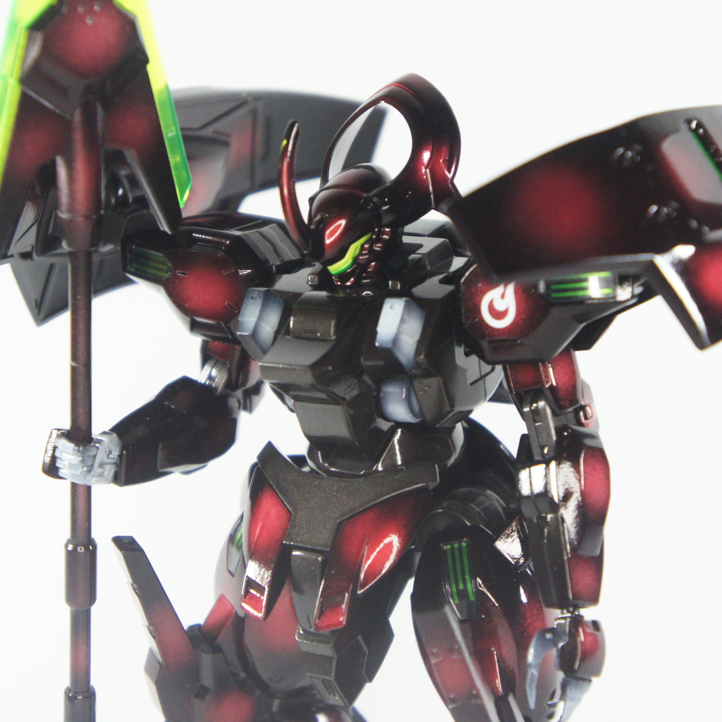 今回は塗装で魅せるために黒立ち上げのキャンディ塗装を行っています。 赤の部分は黒下地にシルバーを軽く吹き付け、上にディープクリアレッドを５層重ねた後光沢クリアーで仕上げています。 白色は黒下地で白軽く吹き上に薄いクリアグリーンを載せているため、ほんのり緑がかっています。