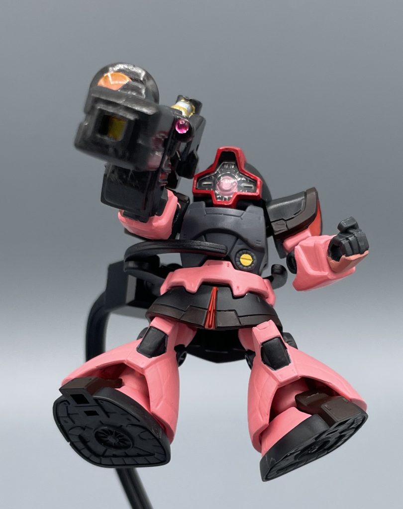 ビームバズーカで攻撃ッ!! シャア専用リックドムの代名詞とも言える武装。SD版シャア専用ザクに謎に付いてくるので、こっちに流用です(笑) 大げさな見た目は伊達ではないということだ