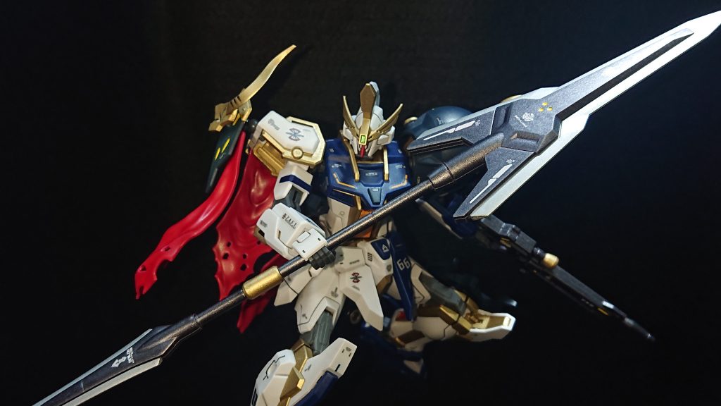 メインウエポンはダリルバルデから貰ってきたビームジャベリンです!騎士らしく正々堂々の正面切ってのタイマン勝負も格好良いのですが、こういう長モノ武装は乱戦時にモブ兵を薙ぎ払いながら戦場を駆け抜ける感じもロマンがあって好きなんですw折角“ジャベリン”なんて名前が付いているのですから投擲武器として使うのも良いかもしれませんね💡シンプルに好きな武器です!